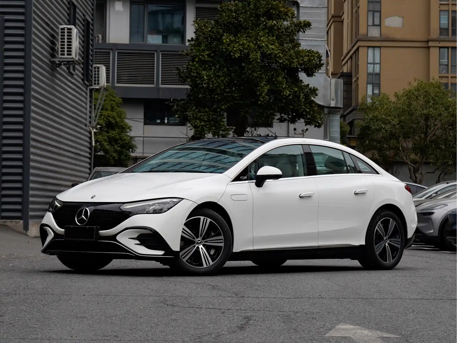 MERCEDES-BENZ EQE 2025