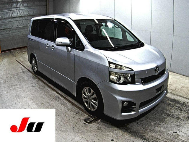 TOYOTA VOXY 2010