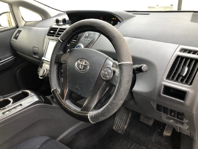 TOYOTA PRIUS ALPHA 2013