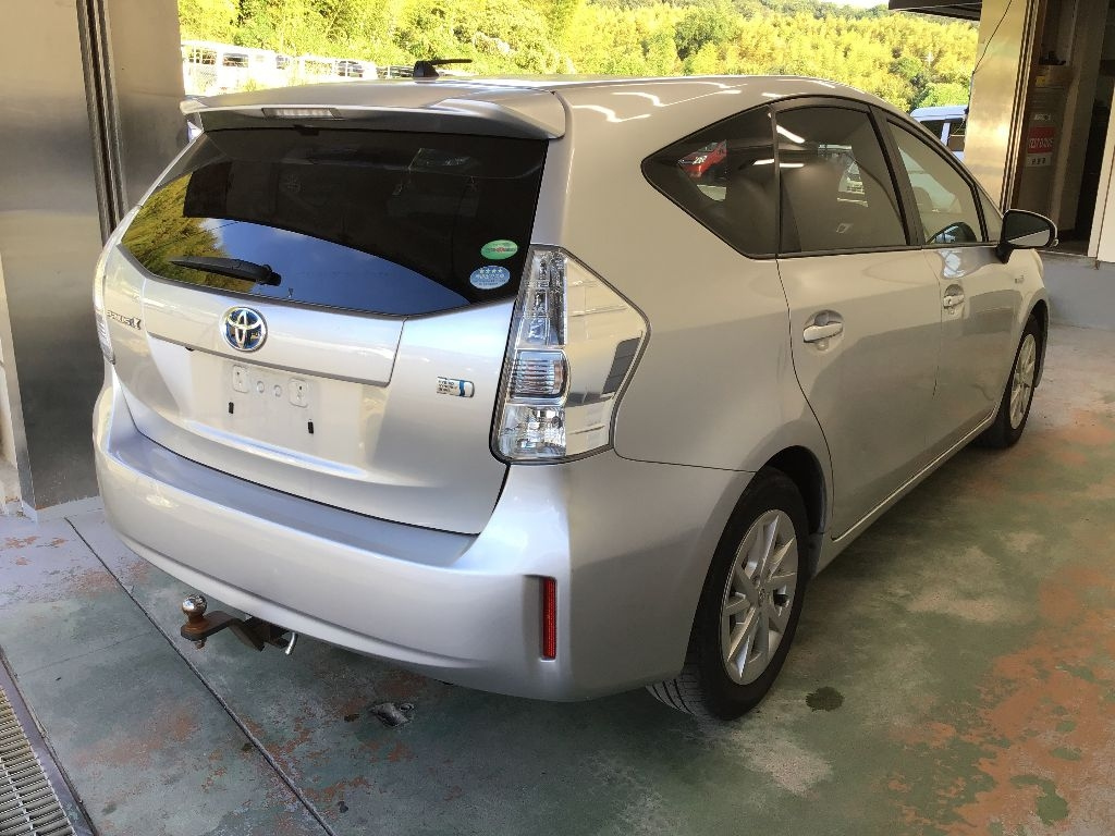 TOYOTA PRIUS ALPHA 2012