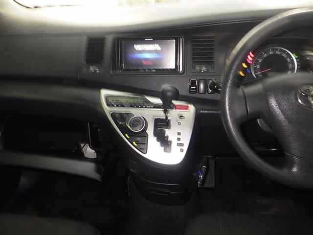 TOYOTA ISIS 2011