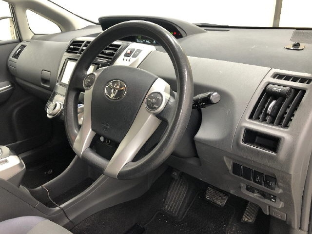 TOYOTA PRIUS ALPHA 2011