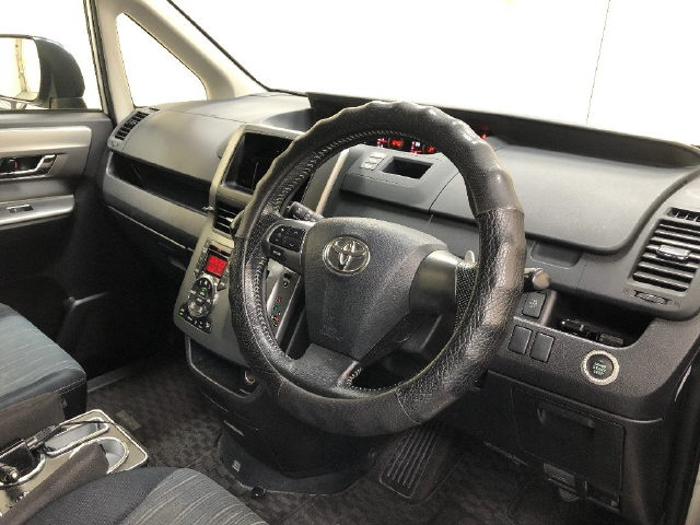 TOYOTA VOXY 2012