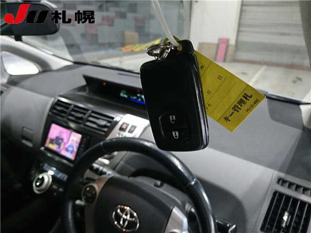 TOYOTA PRIUS ALPHA 2011