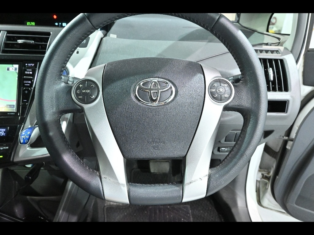 TOYOTA PRIUS ALPHA 2012