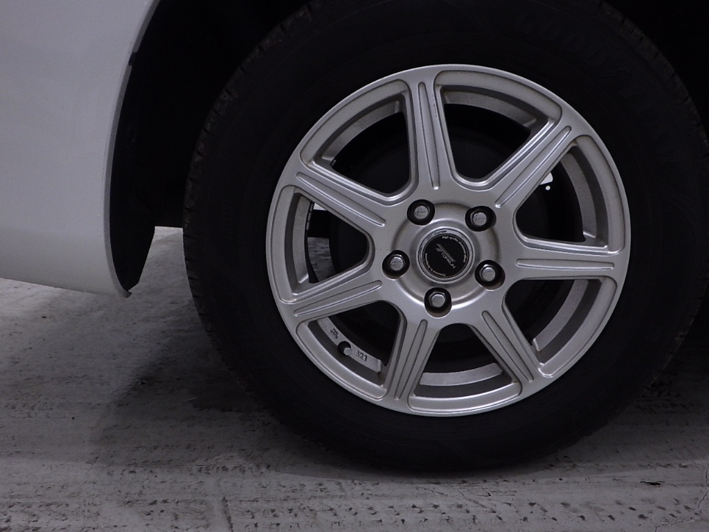 TOYOTA NOAH 2013