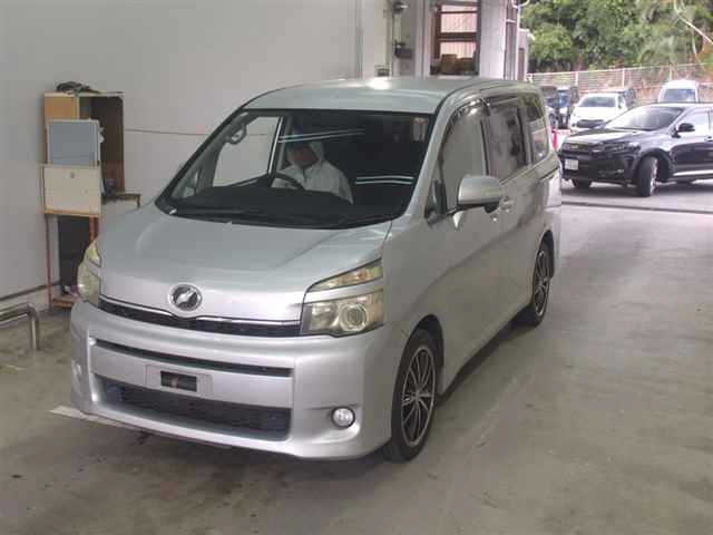 TOYOTA VOXY 2010