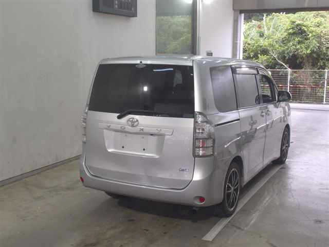 TOYOTA VOXY 2010