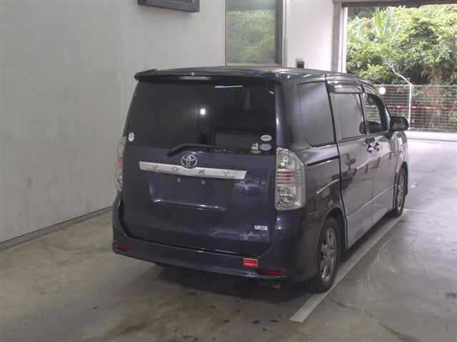 TOYOTA VOXY 2009