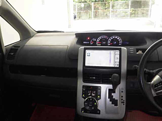 TOYOTA VOXY 2010