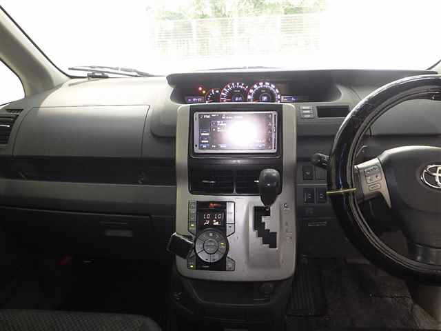 TOYOTA NOAH 2009