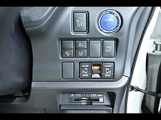 TOYOTA VOXY 2018