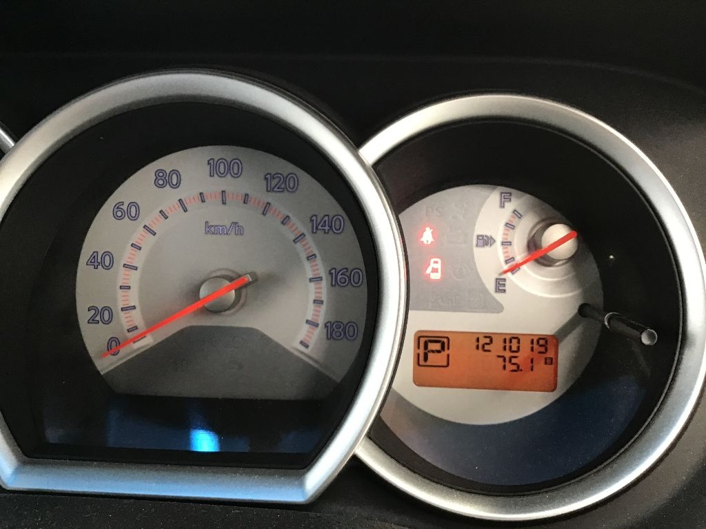 NISSAN TIIDA 2010