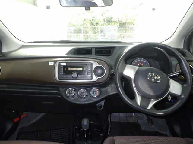 TOYOTA VITZ 2011