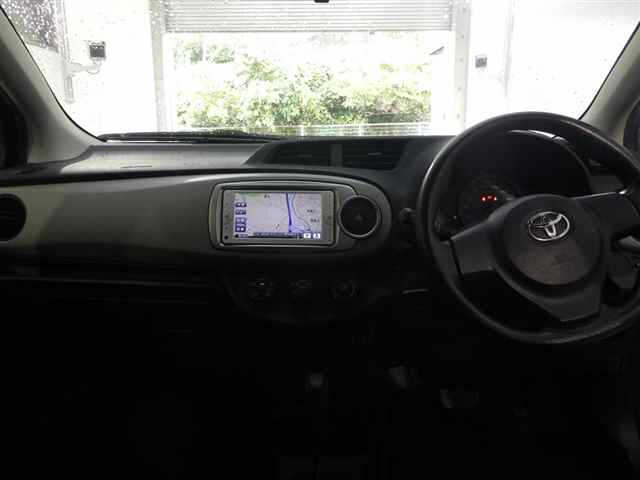 TOYOTA VITZ 2013