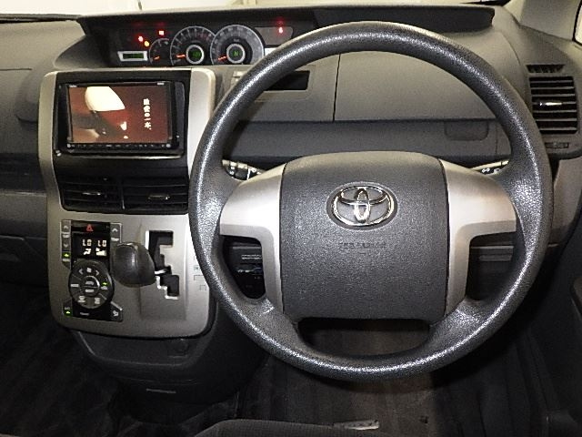 TOYOTA VOXY 2010