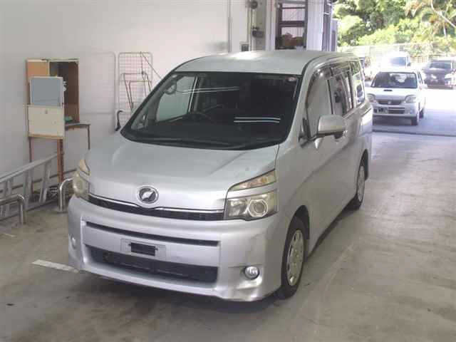TOYOTA VOXY 2010