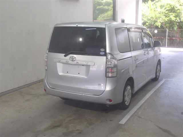 TOYOTA VOXY 2010