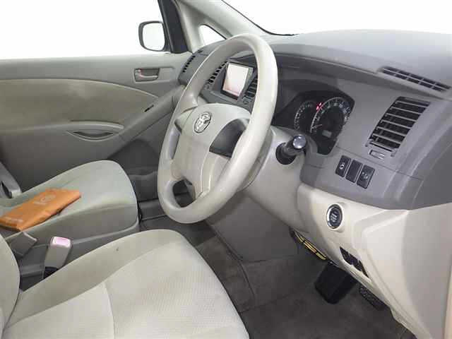 TOYOTA ISIS 2011