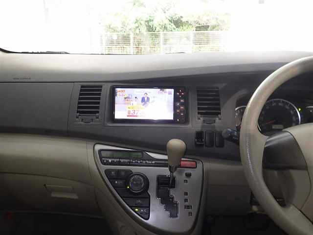 TOYOTA ISIS 2011