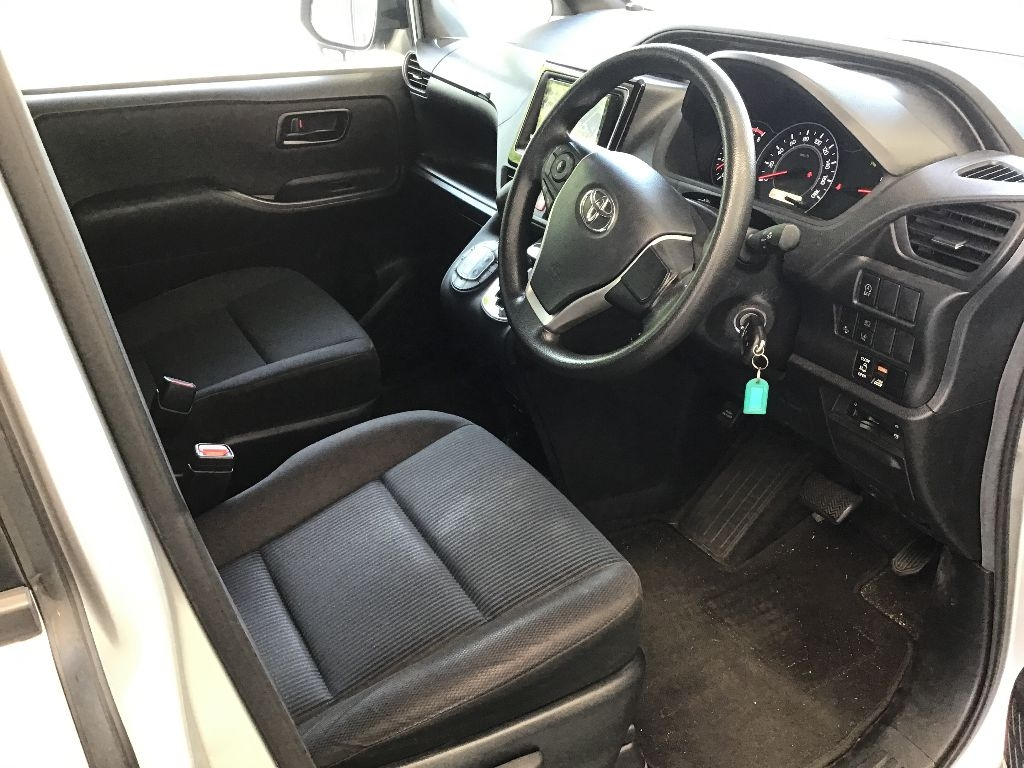 TOYOTA NOAH 2021