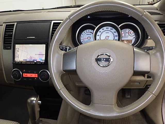 NISSAN TIIDA 2010