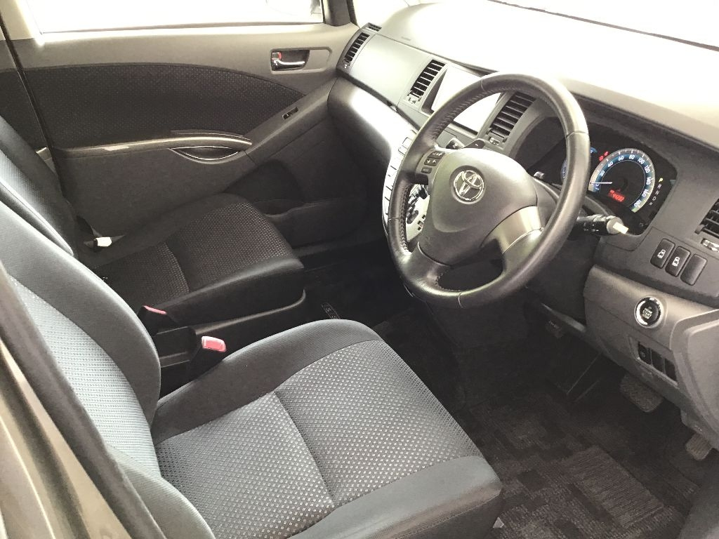 TOYOTA ISIS 2010