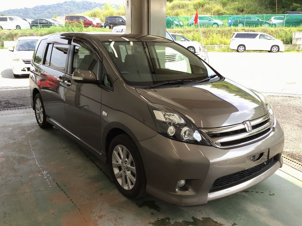 TOYOTA ISIS 2010