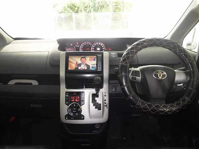 TOYOTA VOXY 2010