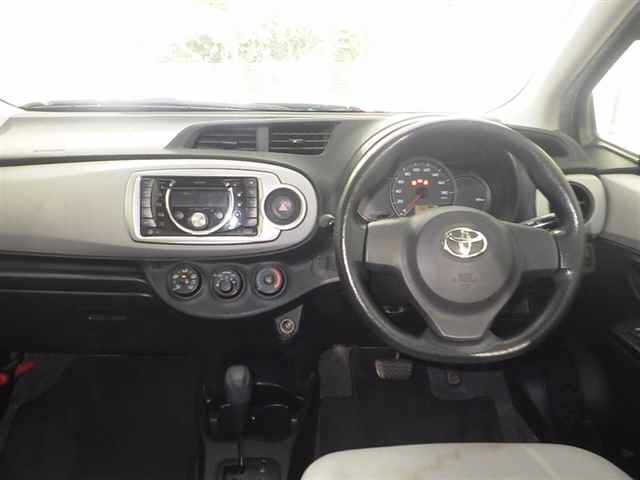 TOYOTA VITZ 2013