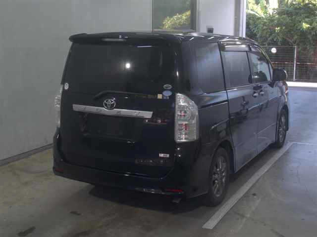 TOYOTA VOXY 2010