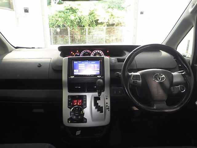 TOYOTA VOXY 2010