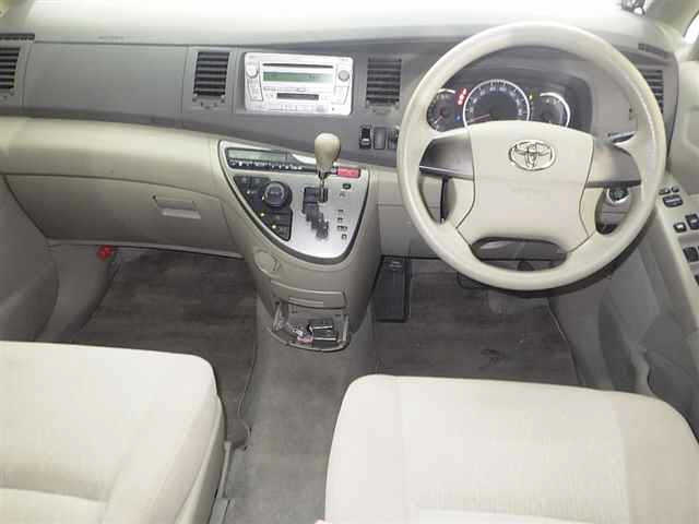 TOYOTA ISIS 2010