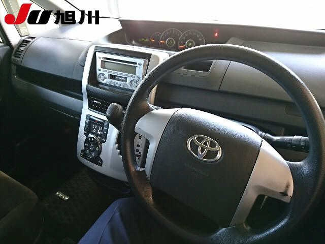 TOYOTA VOXY 2011