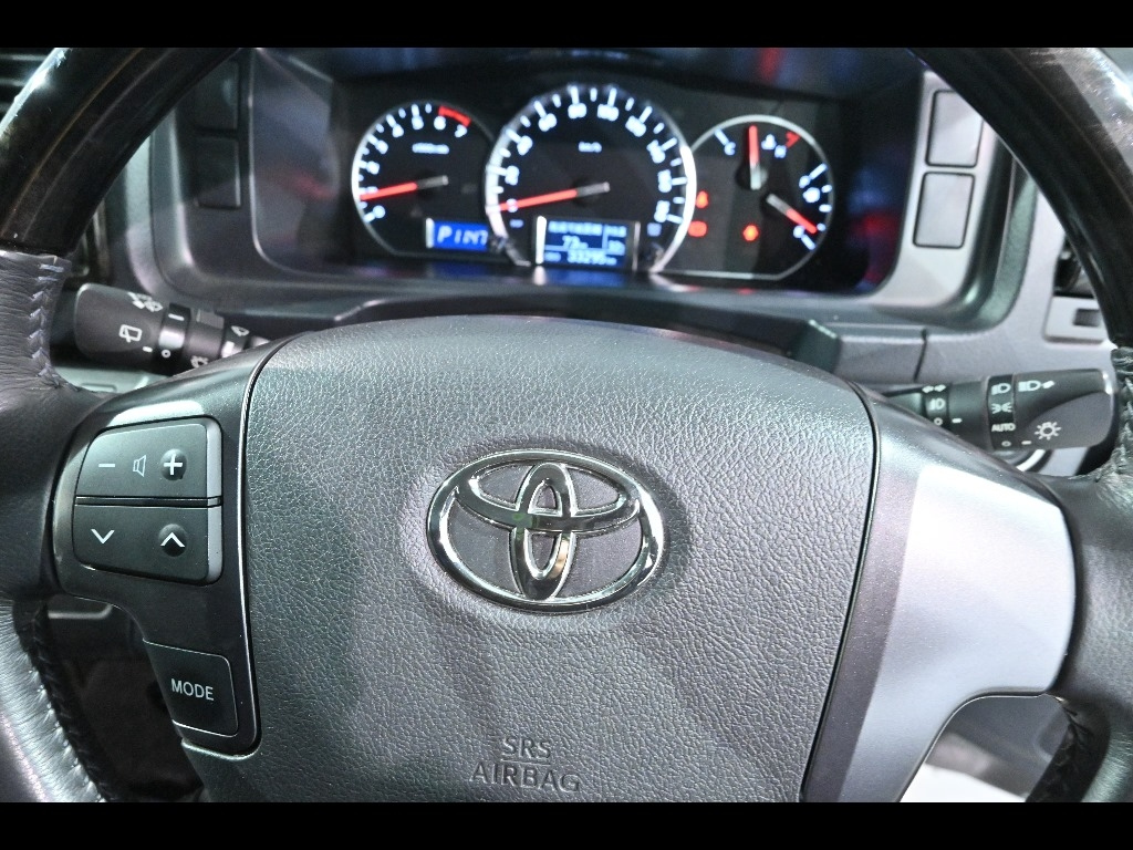 TOYOTA HIACE VAN 2017