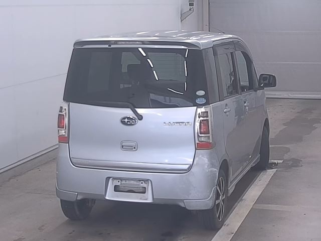 SUBARU LUCRA 2010