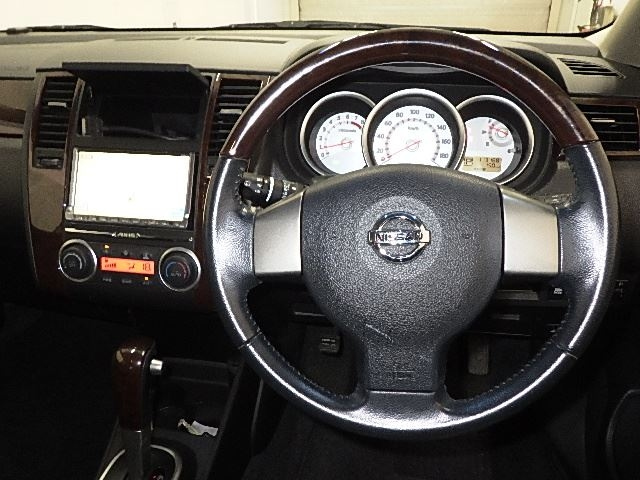 NISSAN TIIDA 2010