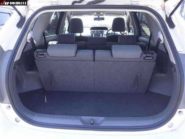 TOYOTA PRIUS ALPHA 2013