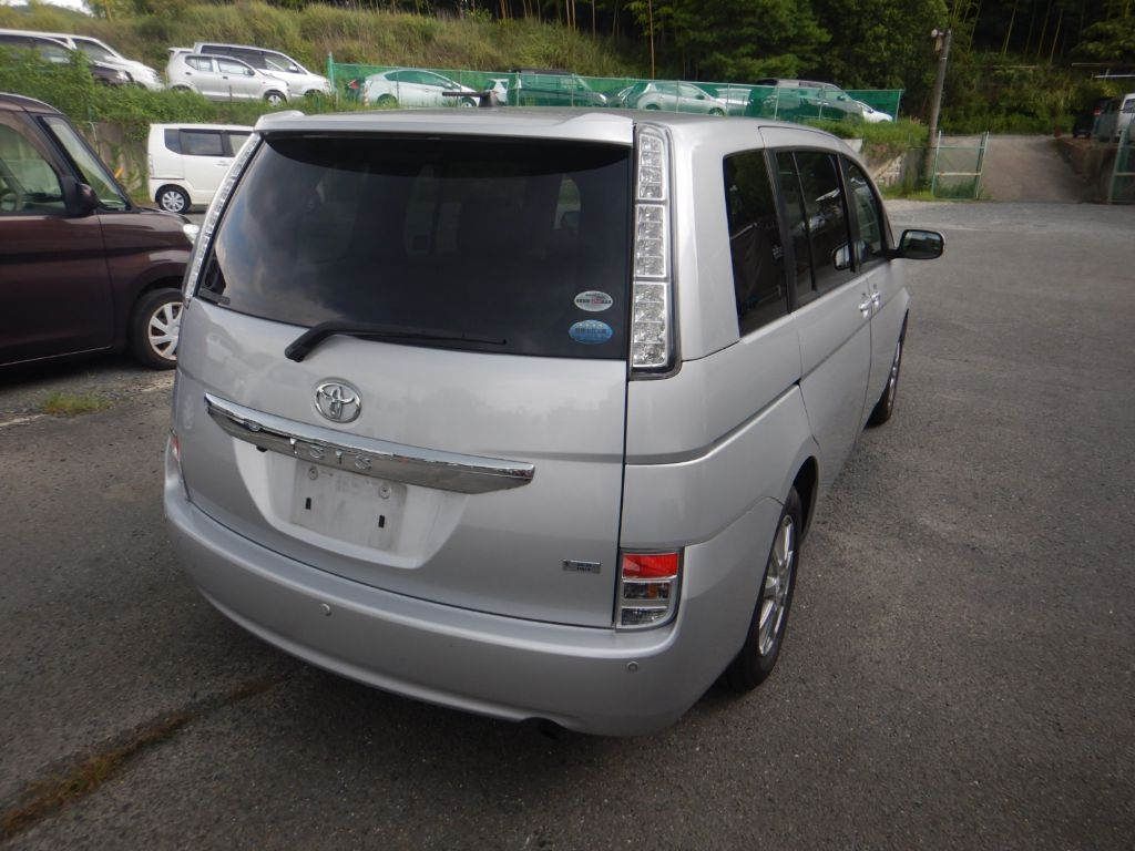 TOYOTA ISIS 2011