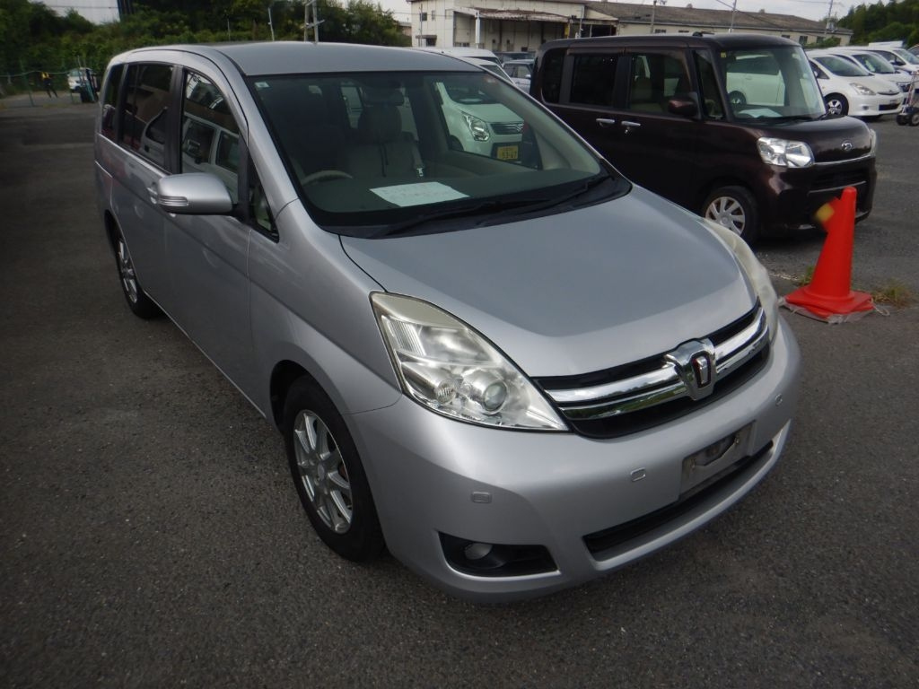 TOYOTA ISIS 2011
