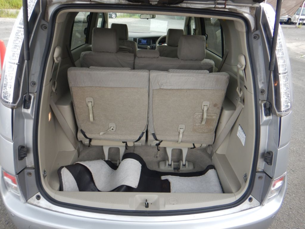 TOYOTA ISIS 2011