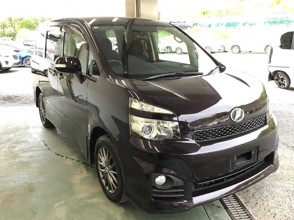 TOYOTA VOXY 2010