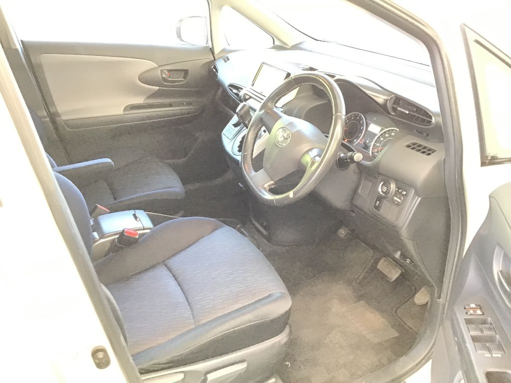 TOYOTA WISH 2011