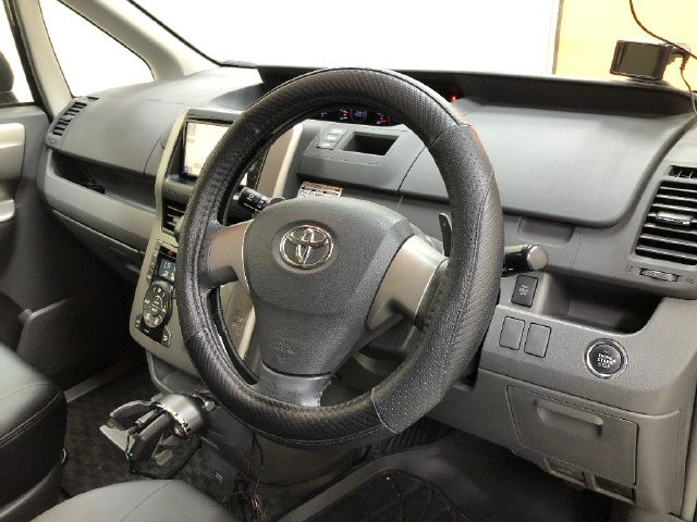 TOYOTA NOAH 2008