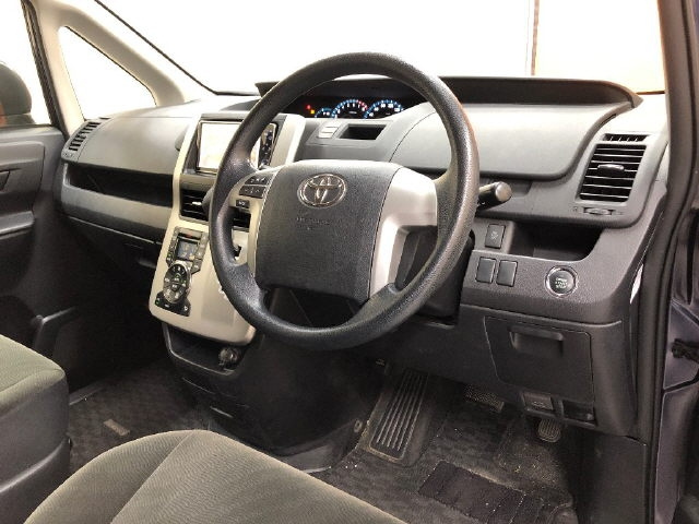TOYOTA VOXY 2010