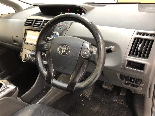 TOYOTA PRIUS ALPHA 2014