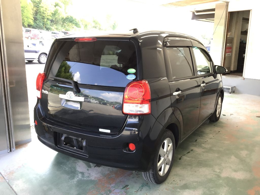 TOYOTA PORTE 2013