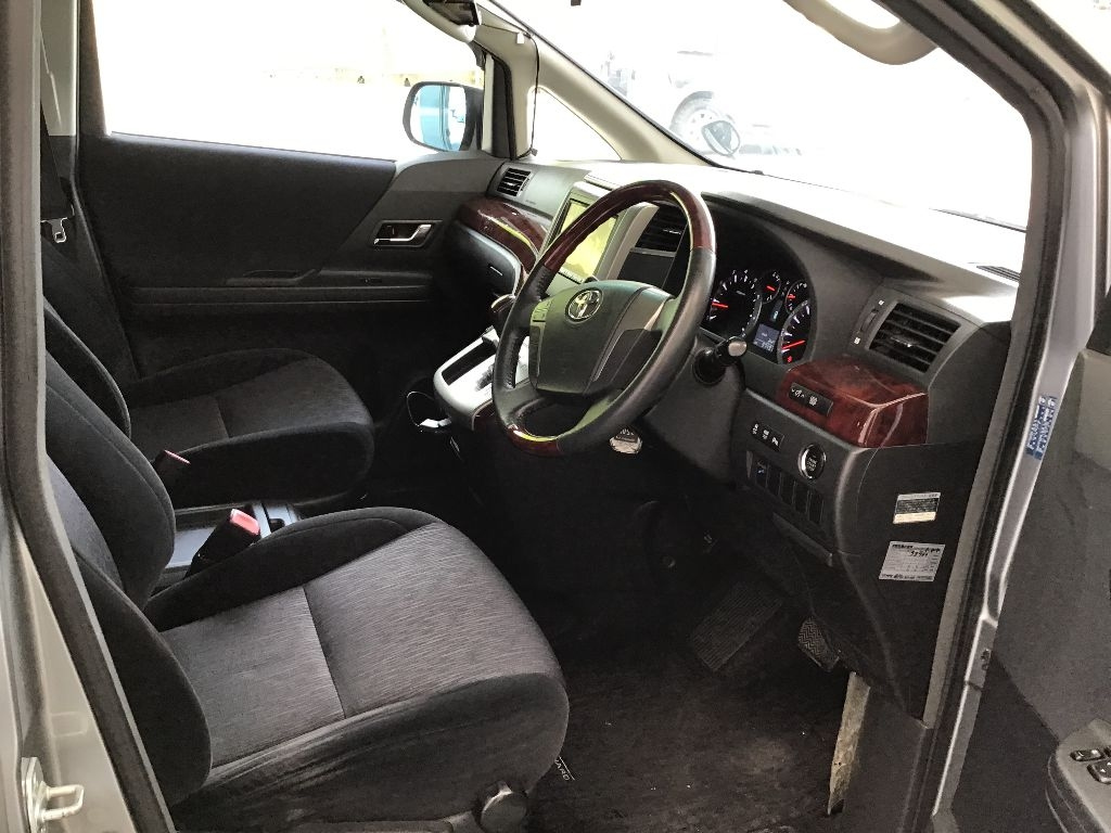 TOYOTA ALPHARD 2011