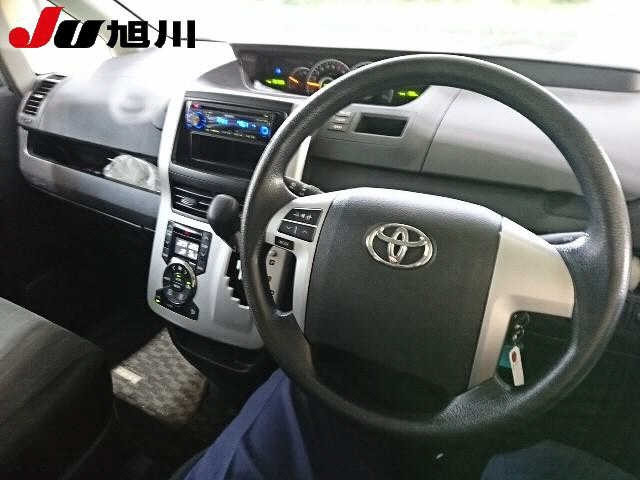 TOYOTA VOXY 2012