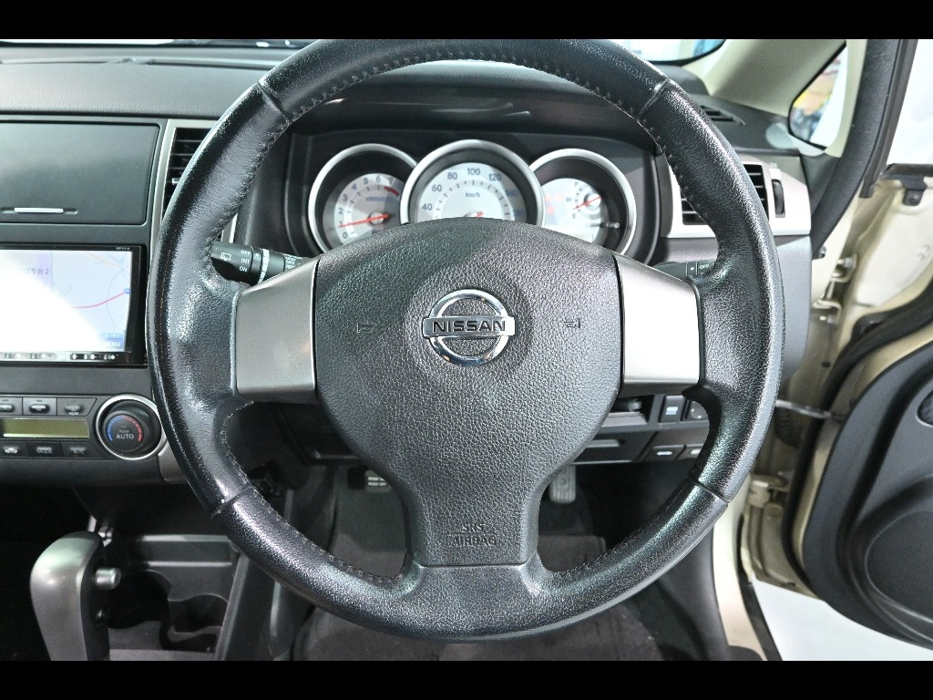 NISSAN TIIDA 2011